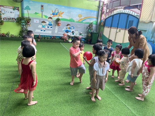 PTTC: Chuyền bóng sang 2 bên theo hàng dọc